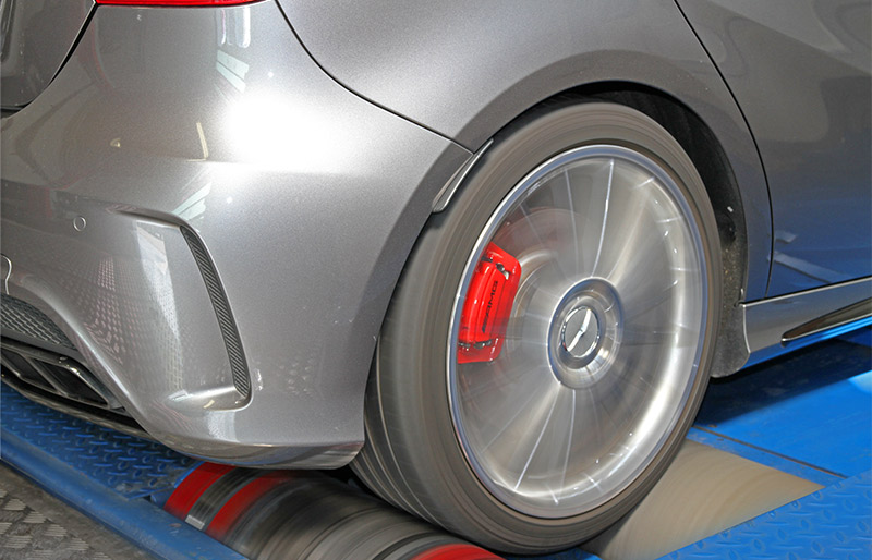 Mercedes A45 AMG på dynon för kraft mätning.